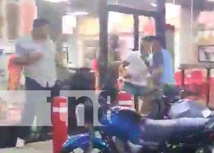 Pleito entre dos hombres en una gasolinera de Managua