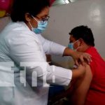 Familias de Managua llegan al CS Altagracia por su vacuna contra el COVID-19 Jornada de vacunación contra el COVID-19 en Managua