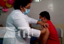 Familias de Managua llegan al CS Altagracia por su vacuna contra el COVID-19 Jornada de vacunación contra el COVID-19 en Managua
