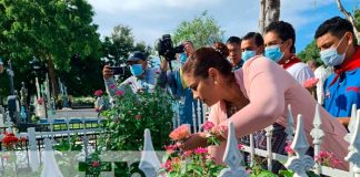 Ofrenda floral a héroes y mártires en cementerios de Managua