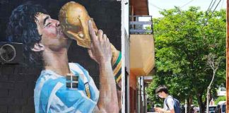 A un año de su muerte, Argentina se pinta con murales de Maradona