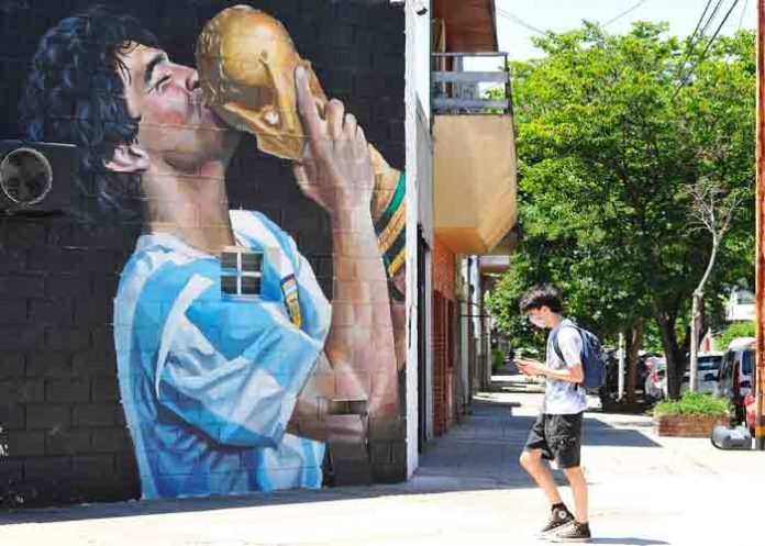 A un año de su muerte, Argentina se pinta con murales de Maradona