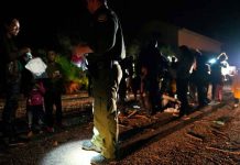 Más de 60 migrantes son encontrados en un camión en Texas Más de 60 migrantes son encontrados en un camión en Texas
