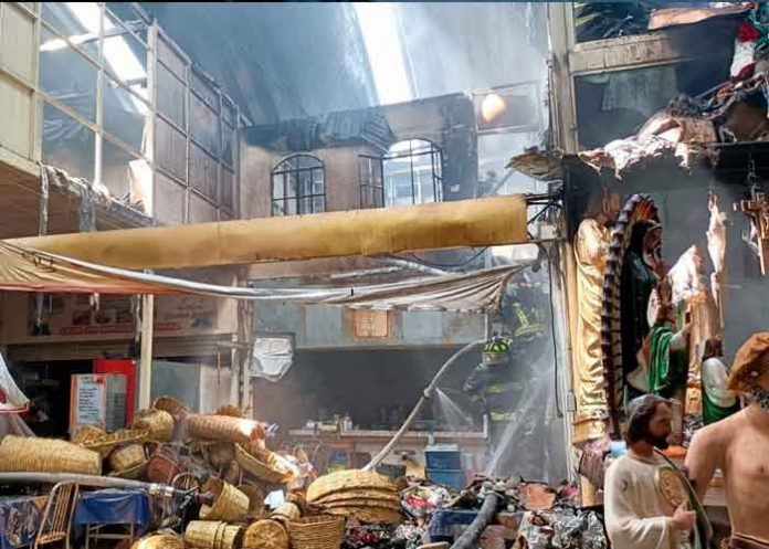 mexico7 Voraz incendio devoró parte del mercado más popular de Sonora, México