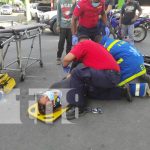 Motociclista y acompañante lesionados por irrespetar señal de alto en Managua