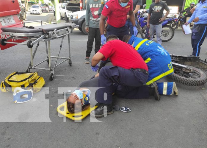 mujer-1 Motociclista y acompañante lesionados por irrespetar señal de alto en Managua