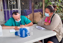 MINSA atiende con clínicas móviles en el Distrito V de Managua Doctor atiende a pobladores del distrito V
