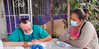 Doctor atiende a pobladores del distrito V