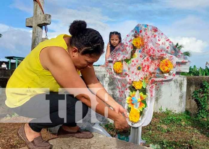 nicaragua3 Familias de San Carlos visitan a sus deudos en el cementerio municipal