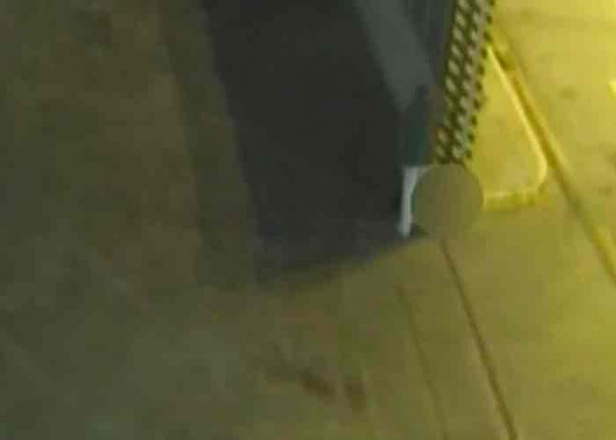 Niña agoniza hasta la muerte aplastada por una puerta automática en Grecia