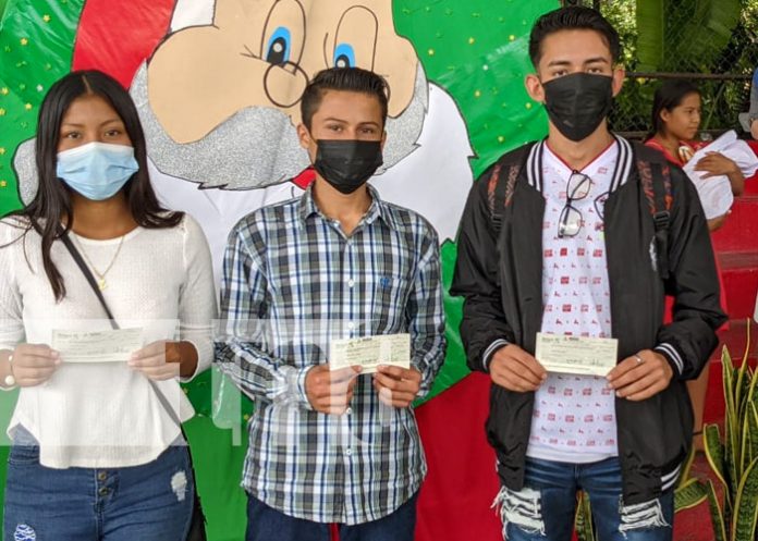 Gobierno de Nicaragua inicia la entrega de bono a egresados de la secundaria en Madriz