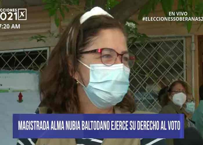 nubia- Magistrada del CSE, Alba Nubia Baltodano, ejerce su derecho al voto