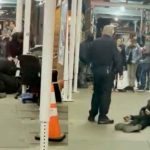 Brutal ataque de policías en Nueva York dejan inconsciente a un indigente Brutal ataque de policías en Nueva York dejan inconsciente a un hombre