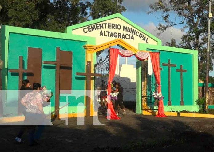 Ambiente en cementerio de Altagracia, Isla de Ometepe, en Día de los Fieles Difuntos
