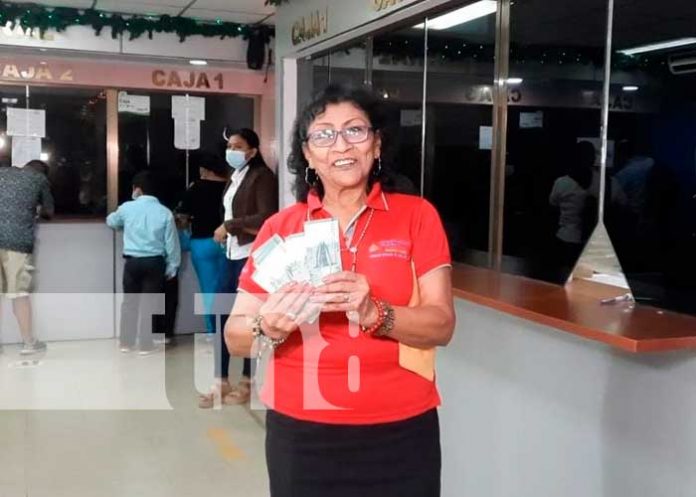 Trabajadores de la salud reciben su aguinaldo en Nicaragua