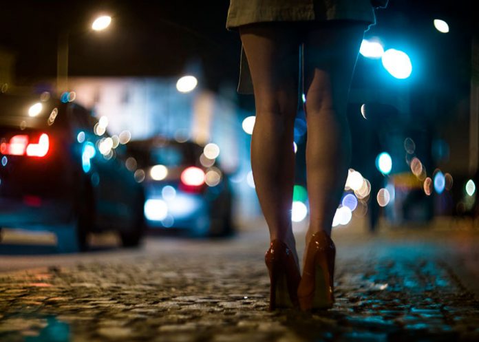 ¡Clase hambre! Mujer de Panamá la arranca de un mordisco en 