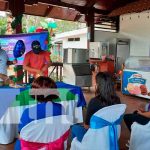 Jóvenes emprendedores participan de taller de globoflexia en Managua