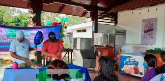 Jóvenes emprendedores participan de taller de globoflexia en Managua