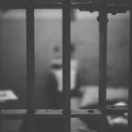 ¡De terror! Pedófilo se identificó como mujer y violó a su compañera de celda en Estados Unidos