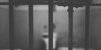 ¡De terror! Pedófilo se identificó como mujer y violó a su compañera de celda en Estados Unidos