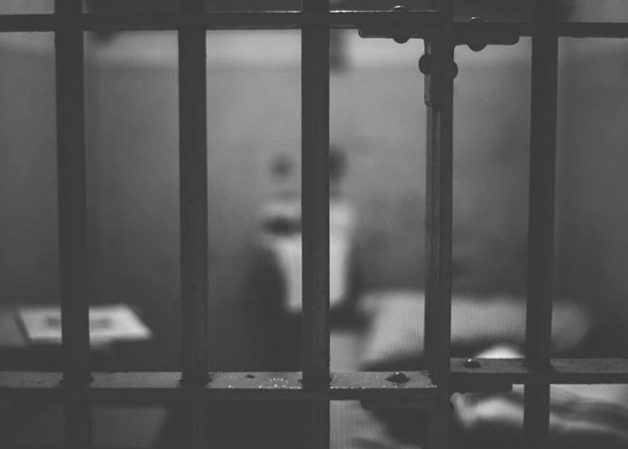 ¡De terror! Pedófilo se identificó como mujer y violó a su compañera de celda en Estados Unidos