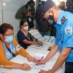 Por la independencia: Jefe de la Policía de Nicaragua ejerce su derecho al voto Director de la Policía Nacional, Francisco Díaz, ejerce su derecho al voto en Nicaragua