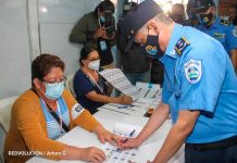 Por la independencia: Jefe de la Policía de Nicaragua ejerce su derecho al voto Director de la Policía Nacional, Francisco Díaz, ejerce su derecho al voto en Nicaragua