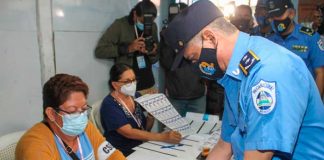 Director de la Policía Nacional, Francisco Díaz, ejerce su derecho al voto en Nicaragua