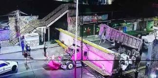 Video: Tráiler derriba puente peatonal en la México-Texcoco