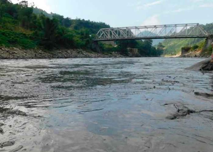 rio4 Apocalíptico: Río se vuelve negro, mató a miles de peces y desata el pánico en la India