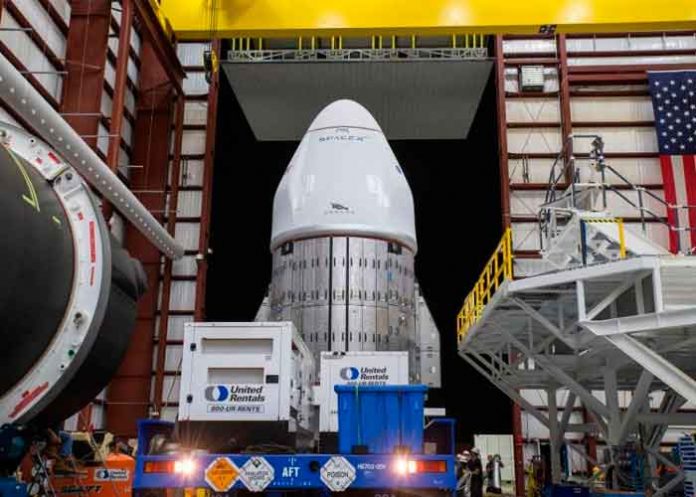 Video capta el paso de la nave Space X sobre volcán Popocatépetl en México