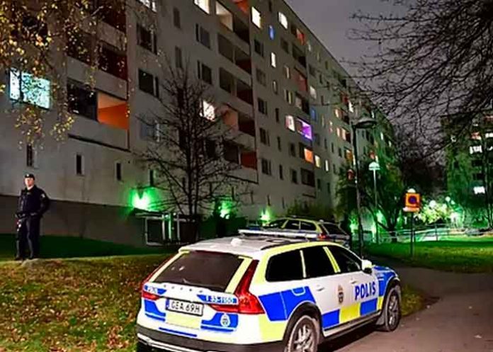 Un padre apuñaló y lanzó por una ventana a sus dos hijos en Suecia