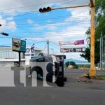 Vuelco de camioneta por evitar colisionar con otro vehículo en Managua Camioneta volcada por accidente de tránsito en Managua