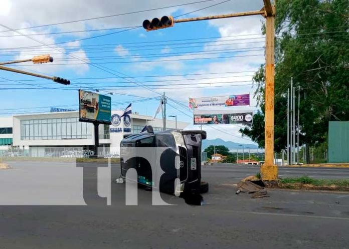 Camioneta volcada por accidente de tránsito en Managua