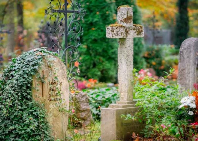 ¡Conmovedor! Padre escucha un partido de fútbol en la tumba de su hijo