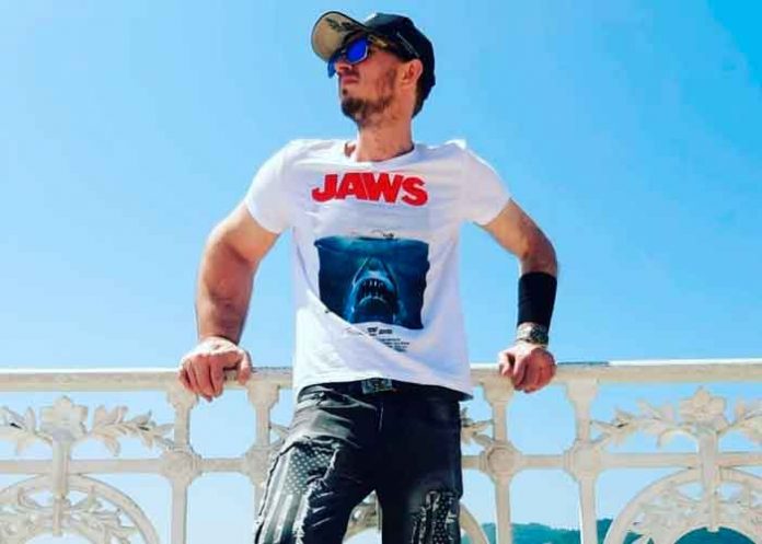 tendencias1 De no creer: Le creció el brazo de tanto jugar a la