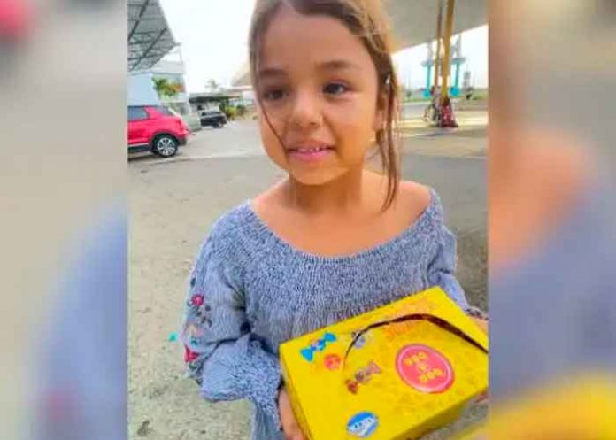 ¡Sorprendente! Niña que habla cuatro idiomas y vende dulces en Ecuador