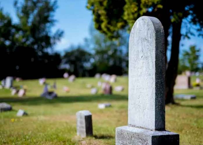 Insólito: Hombre es enterrado con su camioneta ¡fue su última voluntad!