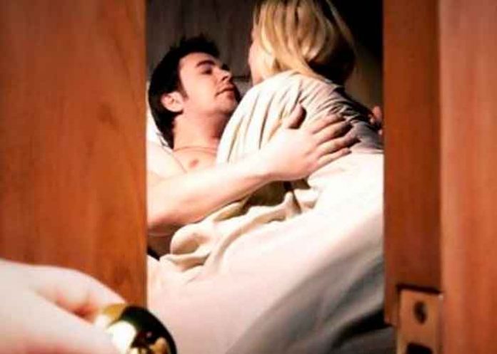 tendencias2 Insólita reacción: Hombre encontró a su mujer siendo infiel, ¿Qué hizo?, mitra ese arme