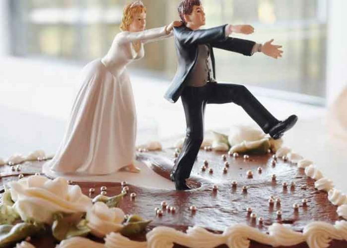 ¡En plena boda! Mujer es sorprendida engañando a su esposo