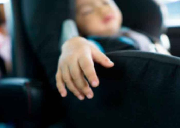 Bebé muere atropellado tras caer de carro en movimiento en Texas