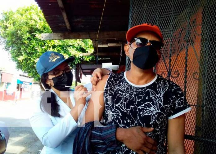 Vacunación casa a casa en el barrio Santo Domingo, Managua