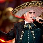 Mejora leve de Vicente Fernández, le quitan el respirador artificial