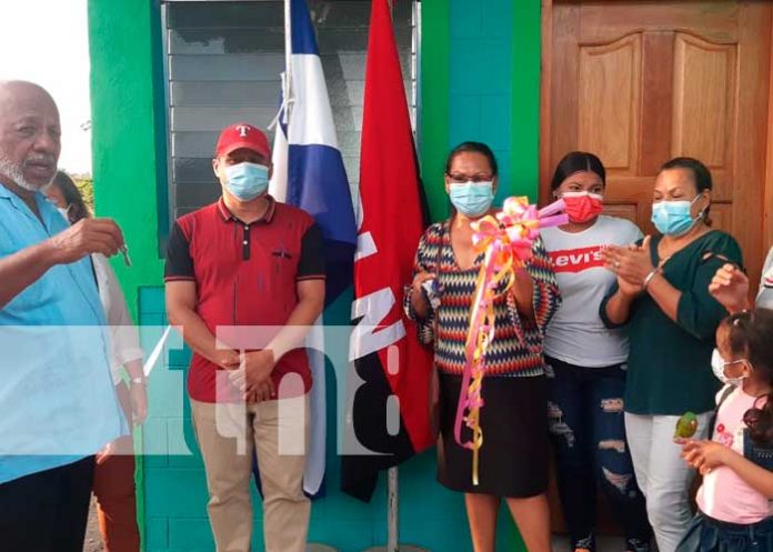 Entregan 2 viviendas dignas en Juigalpa