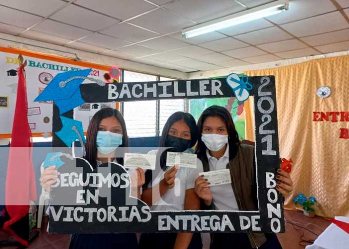 1 Bachilleres recibieron el