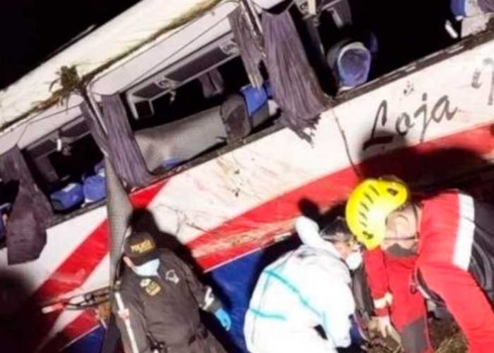 18 personas muertas deja un accidente vial en el sur de Ecuador