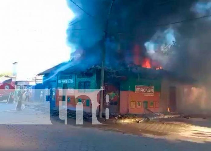 infernales llamas consume a ceniza 2 negocios ferreteros y 2 viviendas en Chinandega