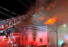 Voraz incendio en en edificio comercial de Brighton deja varias personas heridas.