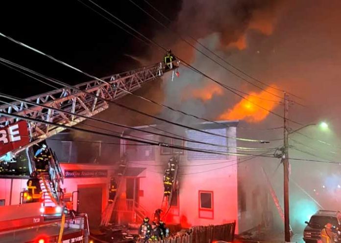 Voraz incendio en en edificio comercial de Brighton deja varias personas heridas.