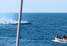 EE.UU: Narcotraficantes queman droga en su bote y terminan siendo rescatados (VIDEO)